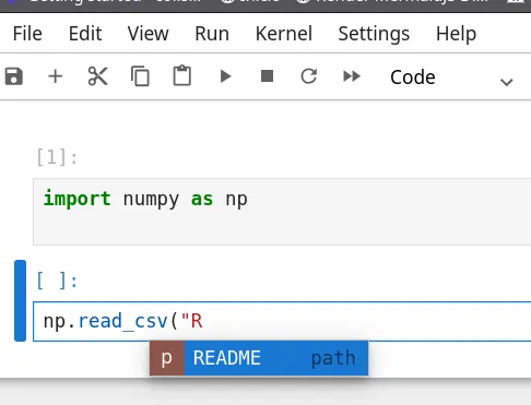 Auto completar argumentos de funciones en python. Aparecen dos líneas de comandos. La primera es "import numpy as np", cargando la librería Numpy. La segunda es 'np.read_csv("R' debajo de la que aparece un cuadrado con la letra p, la palabra README, y la palabra path